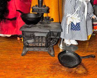 Greycraft Queen Miniature Cast Iron Wood Burning Stove & Pans