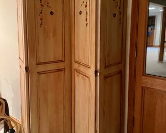 ROOM DIVIDER