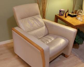 STRESSLESS LEATHER RECINING CHAIR (THERE ARE 2)