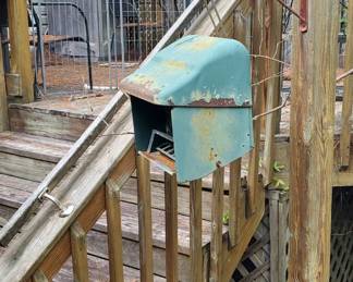 Metal bird feeder