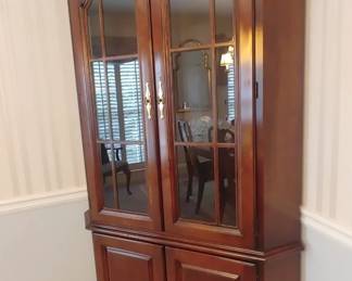 Lighted corner display cabinet