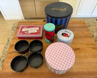 Cake tins and circular mini cake tins