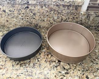 Circular cake tins with spring base