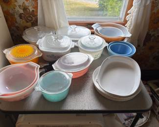 Assorted Pyrex & corningware 