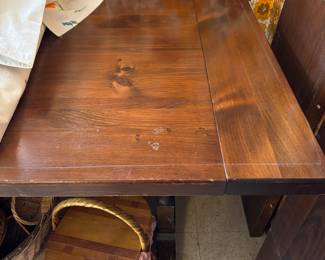 Farmhouse style kitchen table with 2 additional leaves