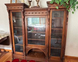Display cabinet with 3 doors, hidden drawer and keys for each door