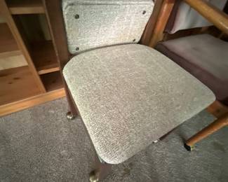 Vintage sewing chair (closed)