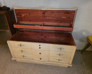 Beautiful Mid-Century Modern lane cedar chest. 