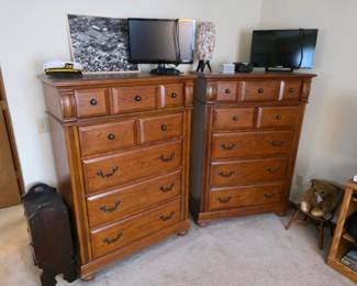 Matching Broyhill chest of drawers. Excellent condition!