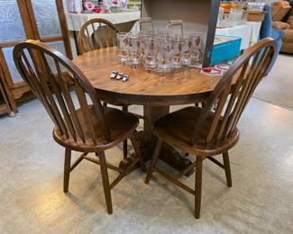 Super nice Oak kitchen table with 4 chairs. 