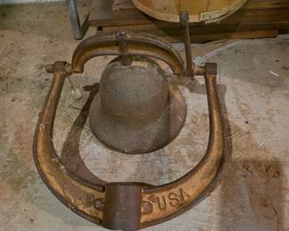 Old Vintage Antique USA Cast Iron Dinner School Bell Post Mount Yard Ornament Bell