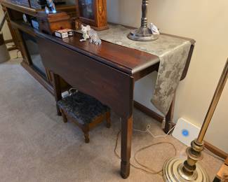 Beautiful table with fold down wings.