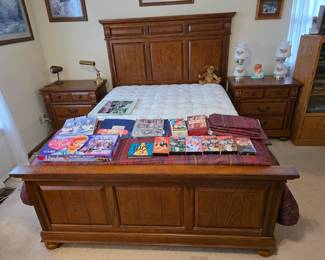 Gorgeous Broyhill queen bed with beautiful mattress. Excellent condition!
