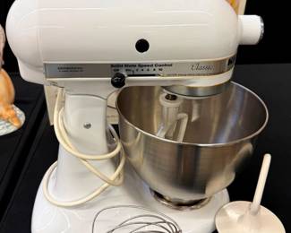 Kitchen Aid Mixer 4.5 Quart and Attchments
