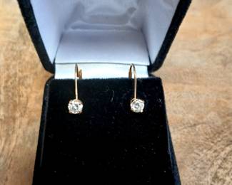 0.66 ct tw Hanging diamond earrings in yellow gold