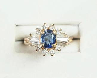 Beautiful sapphire and diamond ring in 14k yellow gold. Approx sz 7