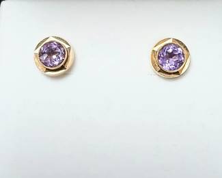 Amethyst earrings in yellow gold