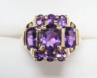 Amethyst ring in 10 yellow gold.
Approx sz 7