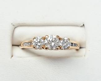Diamond ring with 0.65 ct tw in 14k yellow gold. Approx sz 7