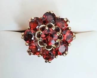 Gorgeous garnet ring in 14k yellow gold
Approx sz 7