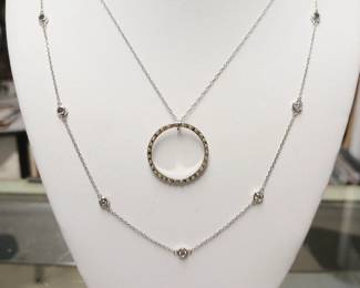 Diamond circle necklace with small diamond accents in white gold
Diamonds that go around the chain in white gold