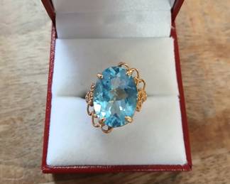 Blue topaz ring in 10k yellow gold
Approx sz 6.75