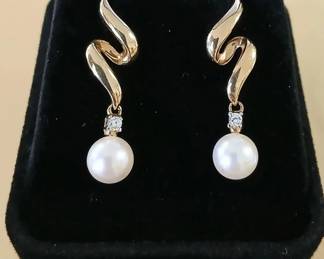 Pearl and diamond earrings in yellow gold