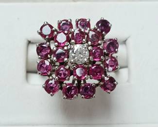 Ruby cluster ring with a 0.20 ct diamond in the center. Sits high in 14k white gold
Approx sz 7.5