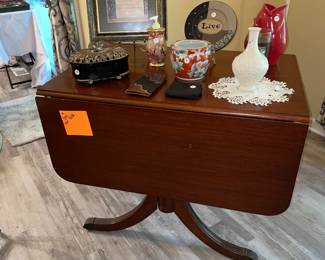 drop leaf vintage table