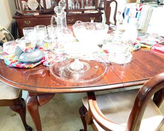 dining table w/6 chairs and 2 leaves