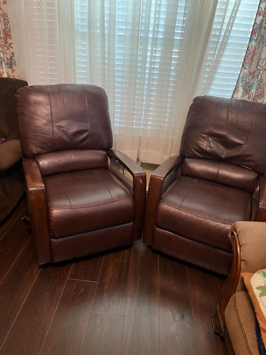 Two swimmers gel recliners