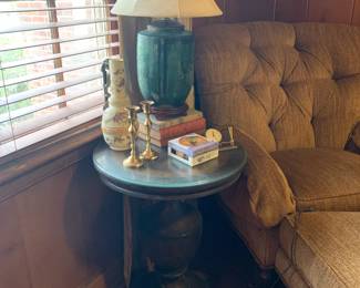 Round accent table 