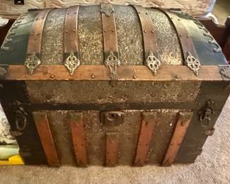 Gorgeous Vintage Travel Trunk in Very Good Condition!
