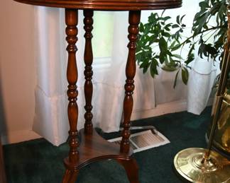 Lovely antique turned leg side table or plant stand
