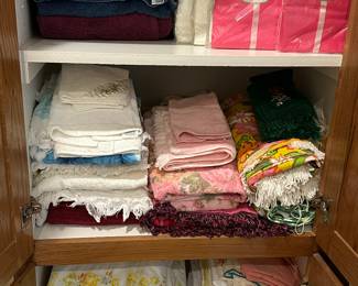 Tons of vintage linens! 