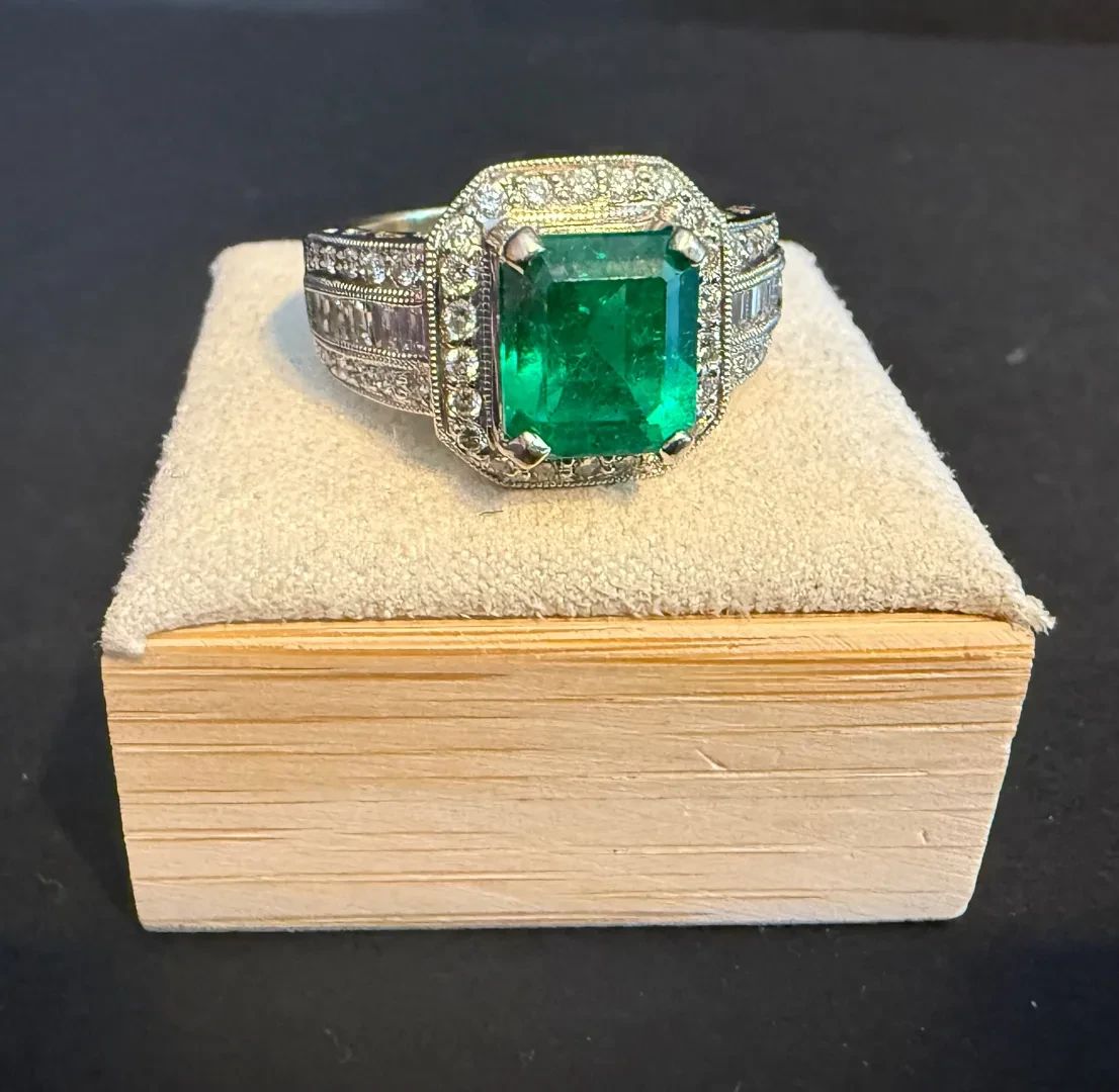 18K White Gold Natural Emerald Diamond Ring
