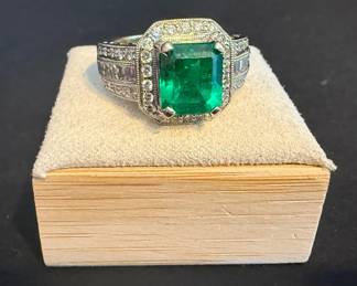 18K White Gold Natural Emerald Diamond Ring