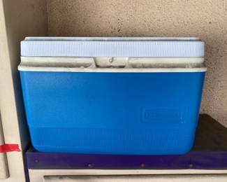 Rubbermaid cooler