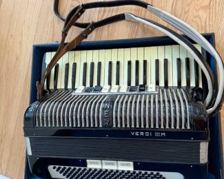 Vintage Hohner Verdi lllm accordian with case