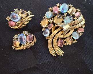 Vintage Crown Trifari brooch with earrings