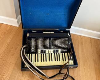 Vintage Hohner Verdi lllm accordian with case