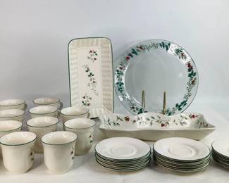 Pfaltzgraff Winterberry dishware