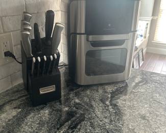 Air fryer only. Knife set sold.