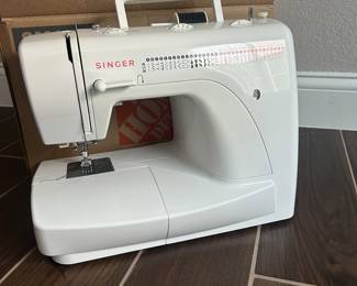 Singer sewing machine ( like new)