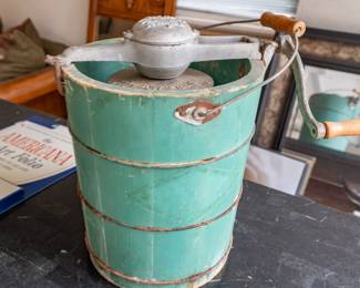 Vintage White Mountain hand crank Ice cream maker