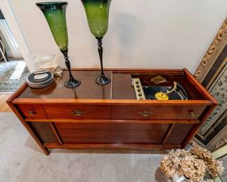 Vintage Magnavox Mid-Century modern console stereo  in perfect condition
