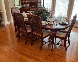 Really nice dining table and chairs by Broyhill