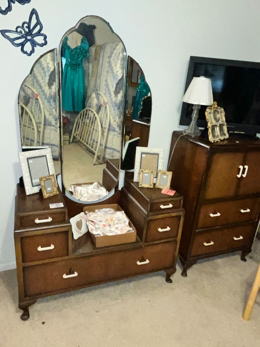 A FEW PICTURES TO GIVE YOU AN IDEA! VINTAGE ART DECO VANITY & MATCHING CHEST!
