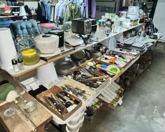 LOTS OF KITCHEN WARE!