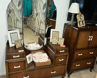 A FEW PICTURES TO GIVE YOU AN IDEA! VINTAGE ART DECO VANITY & MATCHING CHEST!
